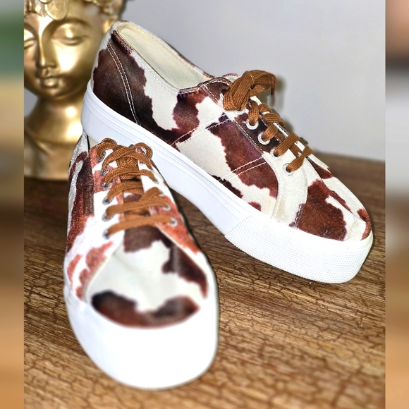 Cow In Grass Print Women's Sneakers